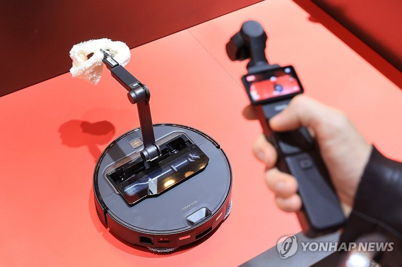 양말도 옮기는 로보락 로봇청소기 (출처=연합뉴스)
