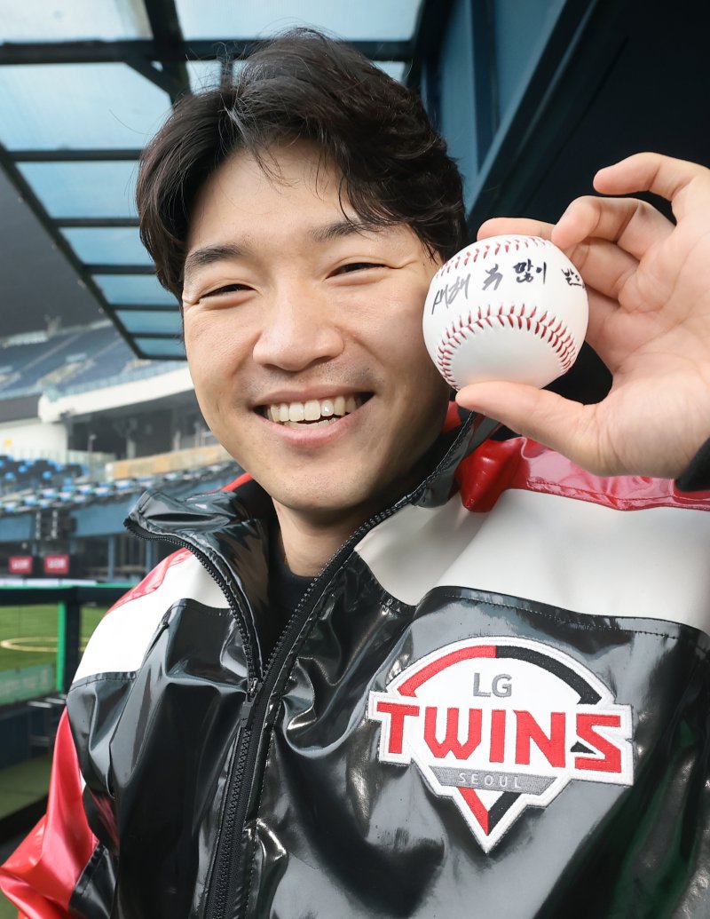 LG 트윈스 박해민이 서울 잠실야구장에서 새해 인사를 전하고 있다. ⓒ News1 권현진 기자