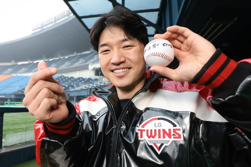LG 트윈스 박해민이 서울 잠실야구장에서 팬들에게 하트와 함께 신년 인사를 전하고 있다. ⓒ News1 권현진 기자