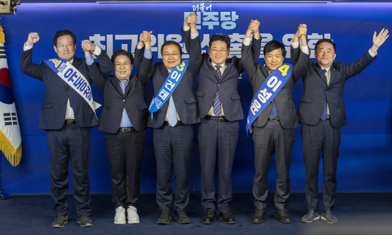 23일 서울 여의도 더불어민주당 중앙당사에서 열린 최고위원 선출을 위한 1차 합동연설회에서 유동철(왼쭉부터), 문정복, 이건태, 이성윤, 강득구 최고위원 후보들이 지지를 호소하고 있다. 2025.12.23/뉴스1 ⓒ News1 국회사진기자단