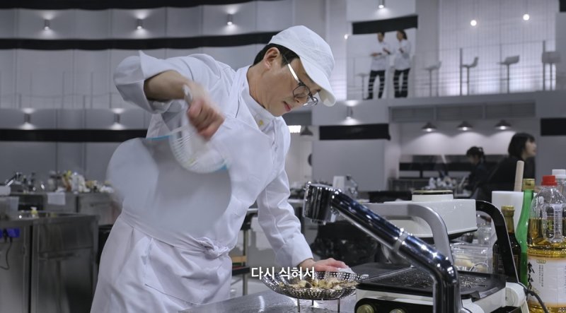 흑백요리사2 에서 요리하는 최강록 셰프의 모습. 넷플릭스 제공