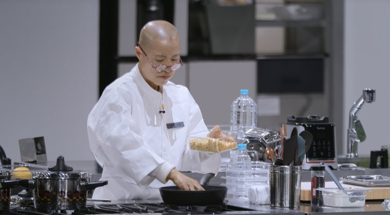 흑백요리사2 3화 속 요리하는 선재 스님 (출처=연합뉴스)