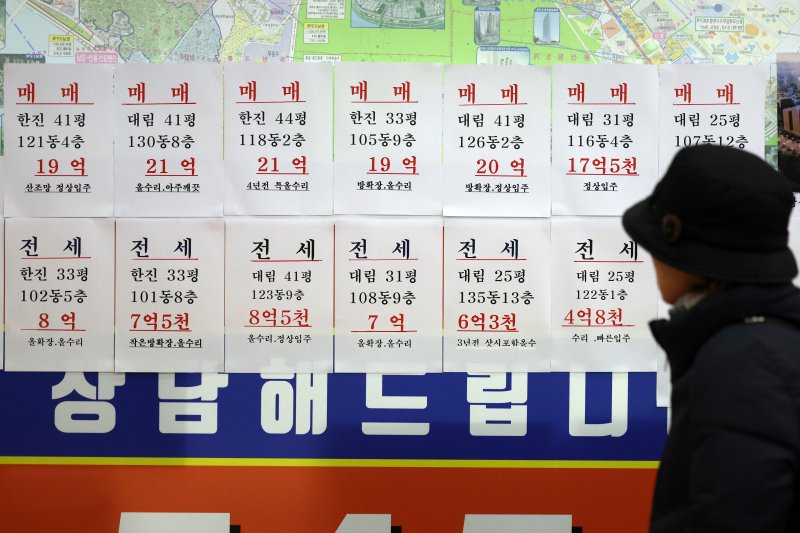 [서울=뉴시스] 이영환 기자 = 11일 오후 서울 시내의 부동산에 아파트 시세가 게시되어 있다.서울 아파트 매매가격 상승폭은 3주 만에 다시 확대 됐으며 전국 아파트 전세 가격은 6주 만에 상승했다. 이날 한국부동산원이 발표한 12월 둘째 주(8일 기준) 주간 아파트 가격 동향에 따르면 서울 아파트 평균 매매가격은 전 주 대비 0.18% 올라 9월 다섯째 주(9월29일 기준·0.27%)부터 45주 연속 상승세를 이어갔다. 11월 넷째 주(11월24일) 0.18%, 12월 첫째 주(12월1일) 0.17%으로 2주 연속 둔화하다가 3주