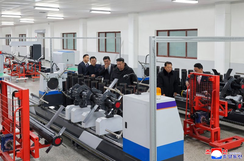 김정은 북한 국무위원장이 3일 '다목적 정밀유도무기'를 생산하는 군수공장을 방문했다고 조선중앙통신이 4일 보도했다. 노동신문 캡처)