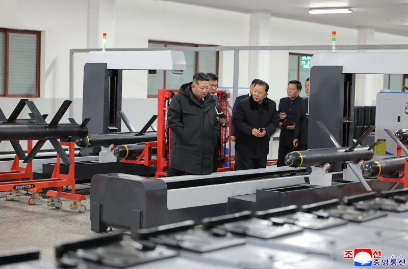 김정은 북한 국무위원장이 3일 '다목적 정밀유도무기'를 생산하는 군수공장을 방문했다고 조선중앙통신이 4일 보도했다. 노동신문 캡처