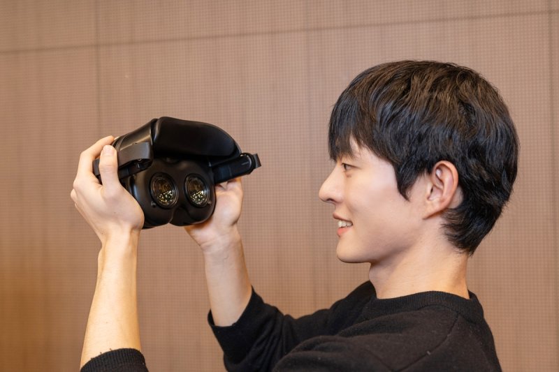 삼성디스플레이 RGB 올레도스 헤드셋 (출처=연합뉴스)