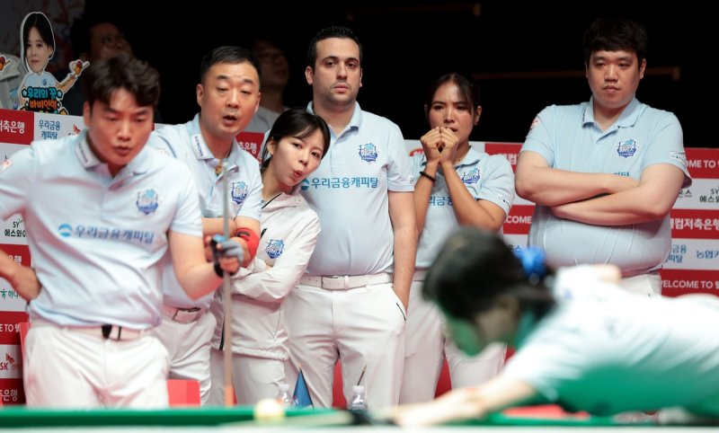 동료 경기를 지켜보는 우리금융캐피탈 선수단 (출처=연합뉴스)