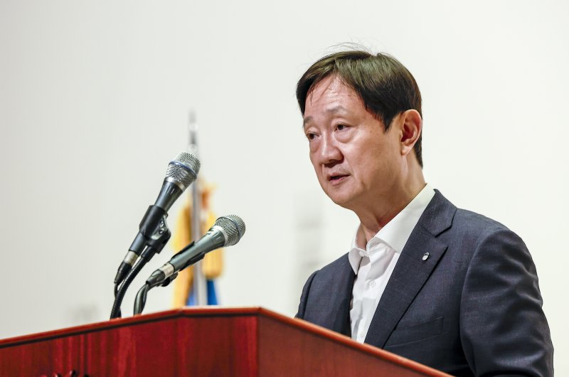 [서울=뉴시스] 정병혁 기자 = 이찬진 금융감독원장이 지난해 9월29일 서울 영등포구 금융감독원에서 열린 금융소비자보호 강화를 위한 임직원 결의대회에서 당부의 말을 하고 있다. 2025.09.29. jhope@newsis.com