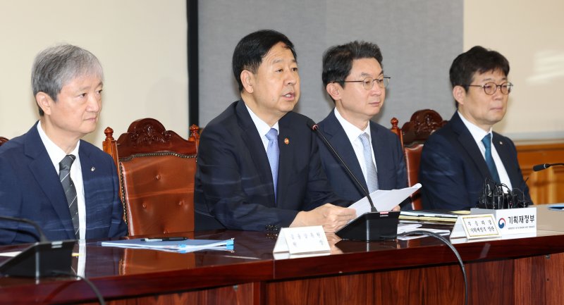 [서울=뉴시스] 홍효식 기자 = 구윤철 경제부총리 겸 재정경제부 장관이 지난해 9월18일 오전 서울 중구 은행회관에서 열린 확대 거시경제금융회의에 참석해 발언하고 있다.왼쪽부터 이찬진 금융감독원장, 구윤철 부총리, 이억원 금융위원장, 유상대 한국은행 부총재. 2025.09.18. yesphoto@newsis.com