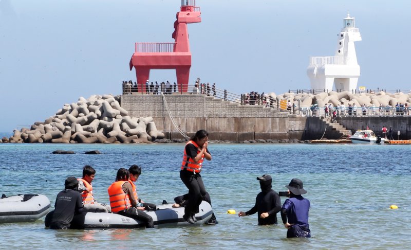 30일 오전 제주시 이호테우해수욕장에서 도리초등학교 학생들이 해경특공대원들에게 바다 생존수영 교육을 받고 있다. 2025.6.30/뉴스1 ⓒ News1 오현지 기자