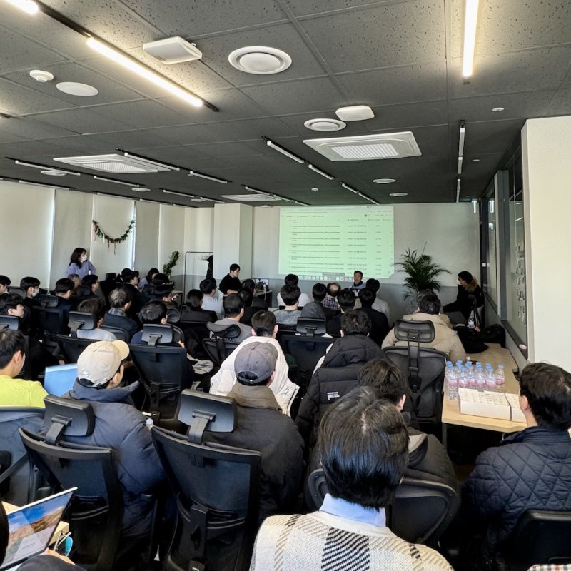 [서울=뉴시스] 업스테이지는 2일 서울 강남구 한국과학기술회관에서 업계 관계자들을 초청해 '독자 AI 파운데이션 모델' 프로젝트를 통해 개발한 '솔라 오픈 100B' 공개 검증을 진행했다. 김성훈 업스테이지 대표가 발표하고 있다. 2025.01.04. (사진=업스테이지 제공) *재판매 및 DB 금지
