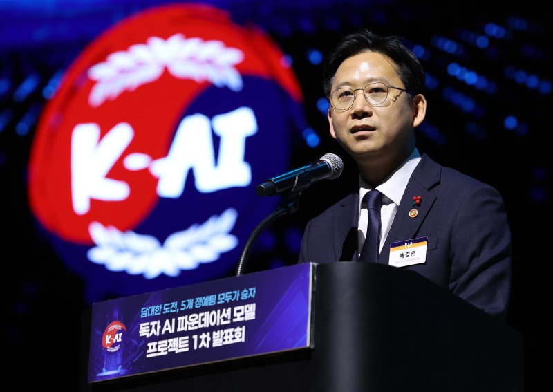 [서울=뉴시스] 이영환 기자 = 배경훈 부총리 겸 과학기술정보통신부 장관이 30일 오후 서울 강남구 코엑스에서 열린 독자 AI 파운데이션 모델 프로젝트 1차 발표회에 참석해 축사를 하고 있다. 2025.12.30. 20hwan@newsis.com