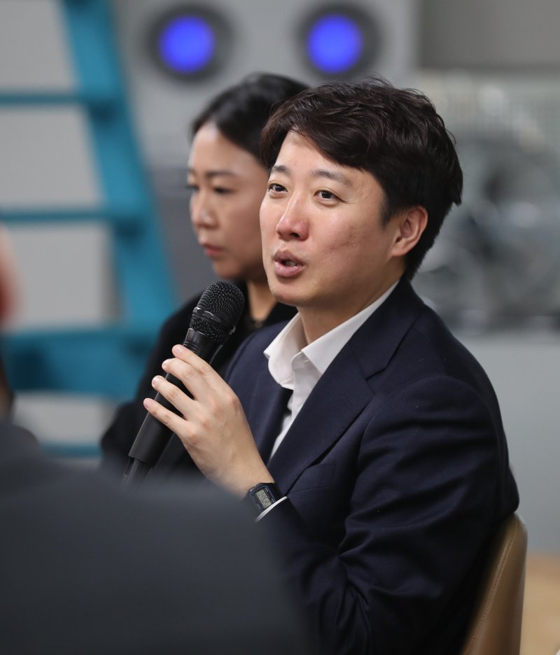 [제주=뉴시스] 우장호 기자 = 이준석 개혁신당 대표가 31일 오후 제주시 제주청년센터 5층에서 열린 '제주청년 일자리 생태계 라운드 테이블'에서 청년 의견에 답변하고 있다. 개혁신당 지도부는 병오년 새해인 1월1일 새벽에는 한라산에 등반하며, 오후에는 제주4·3평화공원을 방문해 참배할 예정이다. 2025.12.31. woo1223@newsis.com