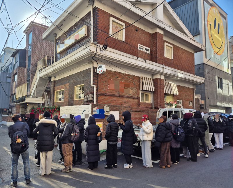 2일 서울 마포구 연남동의 한 카페 앞에 시민들이 두바이 쫀득 쿠키를 사기 위해 대기하고 있다. 2026.1.2/뉴스1 ⓒ News1 신윤하 기자