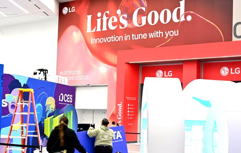 LG전자가 6일~9일(현지시간) 세계 최대 가전·IT 전시회 ‘CES 2026’가 열리는 미국 라스베이거스 컨벤션센터(LVCC)에서 공감지능으로 '당신에게 맞춘 혁신(Innovation in tune with you)' 메시지를 담은 광고로 전 세계 관람객을 맞이한다. LG전자 제공