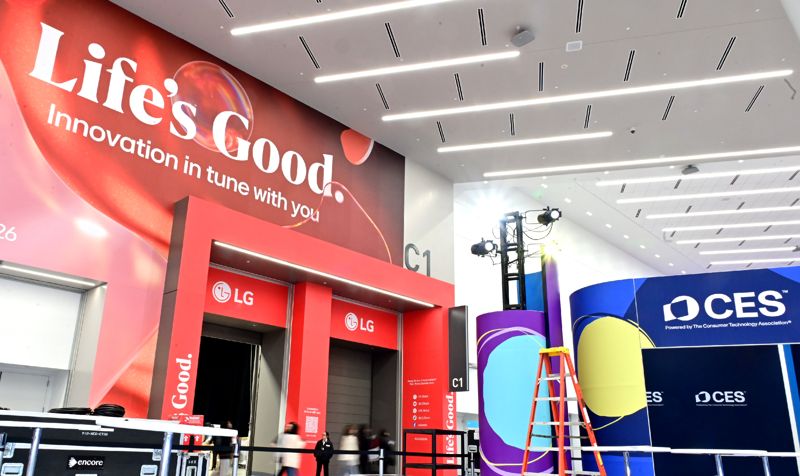 LG전자가 6일~9일(현지시간) 세계 최대 가전·IT 전시회 ‘CES 2026’가 열리는 미국 라스베이거스 컨벤션센터(LVCC)에서 공감지능으로 '당신에게 맞춘 혁신(Innovation in tune with you)' 메시지를 담은 광고로 전 세계 관람객을 맞이한다. LG전자 제공