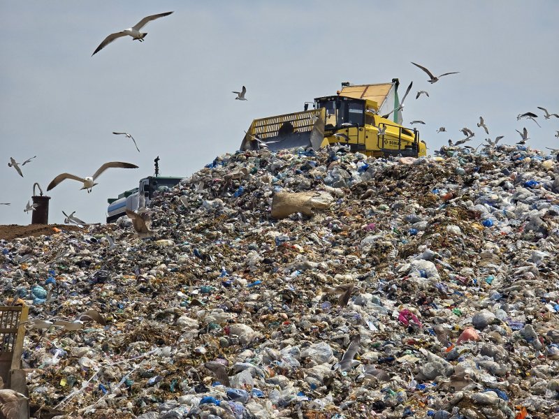 인천 서구 검암동 인근 수도권매립지 제3매립장에서 기후에너지환경부 수도권매립지관리공사 소속 직원들이 쓰레기를 매립하는 모습 2024.5.10/뉴스1 ⓒ News1 황덕현 기후환경전문기자