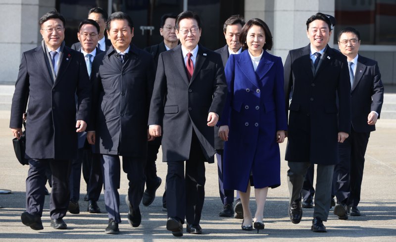 중국을 국빈방문하는 이재명 대통령과 김혜경 여사가 4일 성남 서울공항에서 공군1호기로 이동하고 있다. 연합뉴스