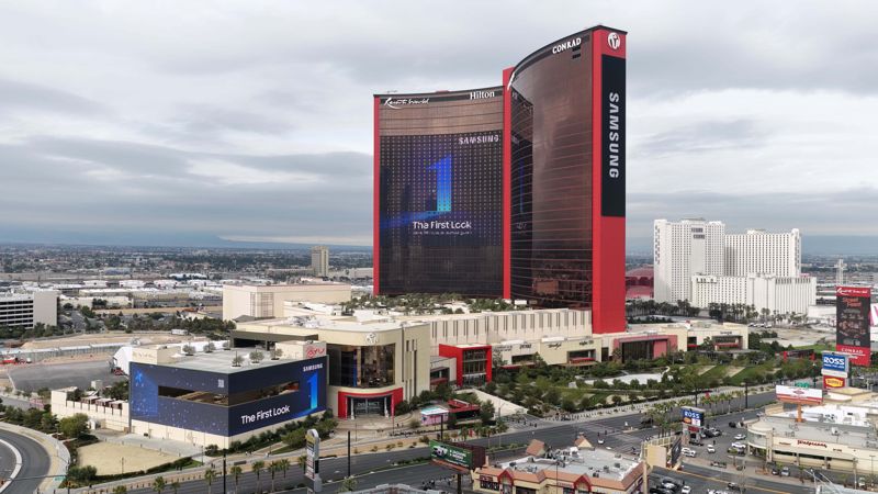 세계 최대 전자 전시회 CES 2026가 열리는 미국 라스베이거스 위치한 리조트월드 호텔 외경 및 삼성전자 CES 2026 옥외광고. 삼성전자 제공