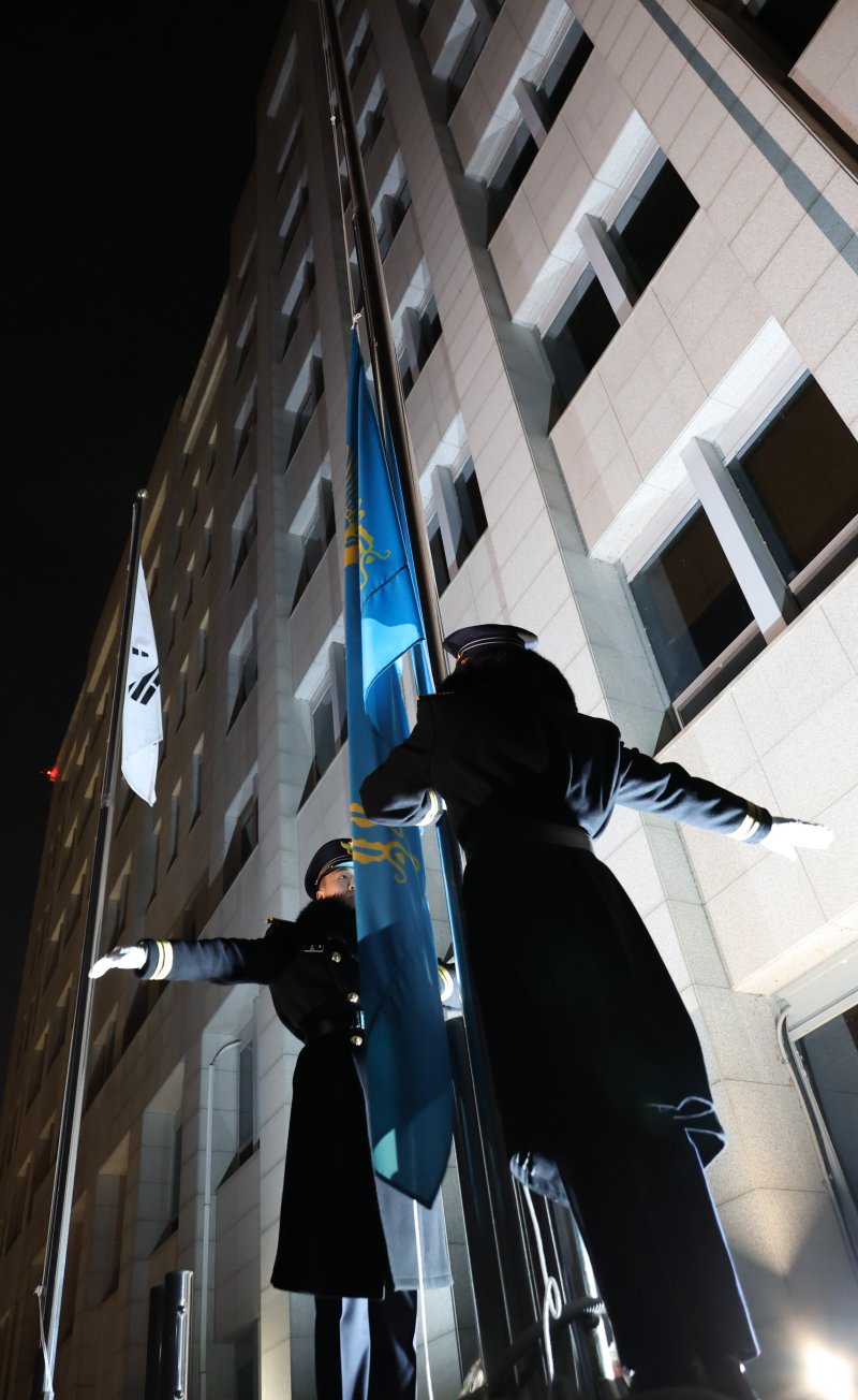 [서울=뉴시스] 고범준 기자 = 29일 서울 용산 대통령실 청사에서 101경비단이 봉황기를 하기하고 있다. 이재명 대통령은 29일 월요일부터 청와대 본관에서 공식 업무에 돌입한다. 이로써 지난 2022년 5월 시작된 대통령실 '용산 시대'는 3년 7개월여 만에 막을 내리게 됐다. 2025.12.29. bjko@newsis.com