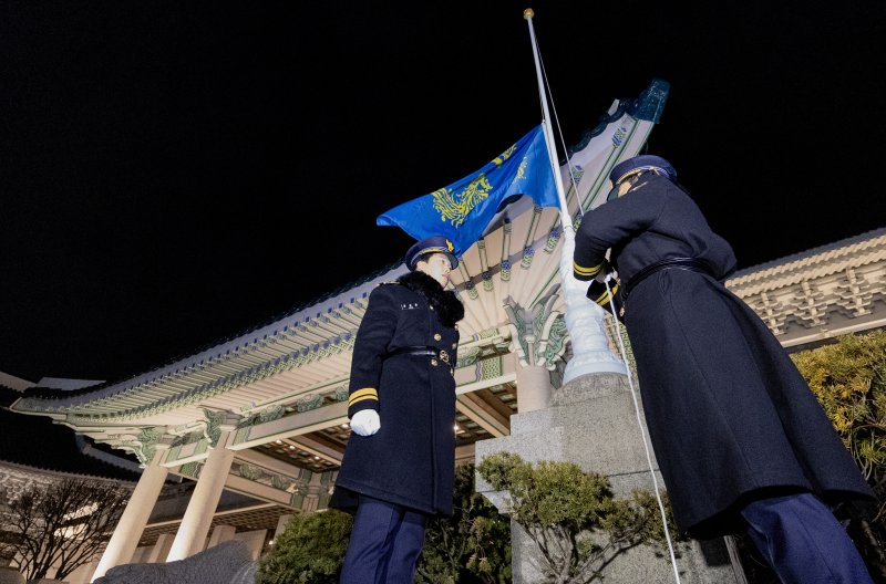 [서울=뉴시스] 고범준 기자 = 29일 청와대 본관 앞에 봉황기가 게양되고 있다. 이로써 지난 2022년 5월 시작된 대통령실 '용산 시대'는 3년 7개월여 만에 막을 내리게 됐고 이재명 대통령은 29일 월요일부터 청와대 본관에서 공식 업무를 시작한다. (청와대통신사진기자단) 2025.12.29. bjko@newsis.com