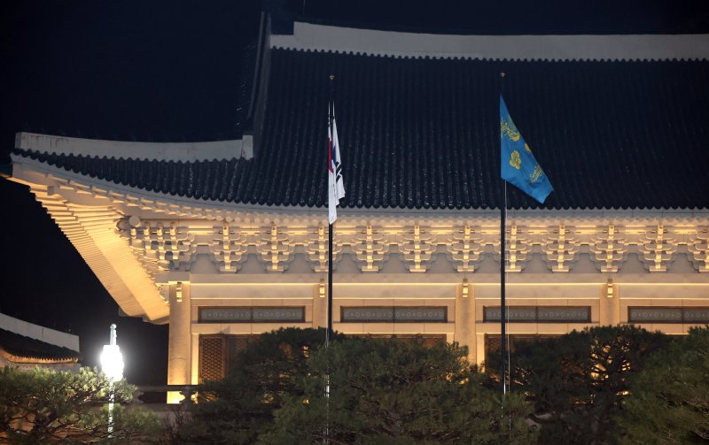 [서울=뉴시스] 고범준 기자 = 29일 청와대 본관 앞에 봉황기가 게양되고 있다. 이로써 지난 2022년 5월 시작된 대통령실 '용산 시대'는 3년 7개월여 만에 막을 내리게 됐고 이재명 대통령은 29일 월요일부터 청와대 본관에서 공식 업무를 시작한다. (청와대통신사진기자단) 2025.12.29. bjko@newsis.com