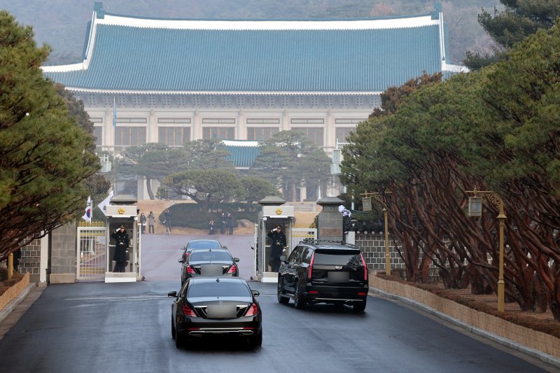 [서울=뉴시스] 최동준 기자 = 이재명 대통령이 청와대에서 집무를 시작하는 29일 이 대통령이 탄 차량이 청와대 본관으로 향하고 있다.대통령의 청와대 복귀는 2022년 5월 이후 3년 7개월 만이다. (청와대통신사진기자단) 2025.12.29. photocdj@newsis.com