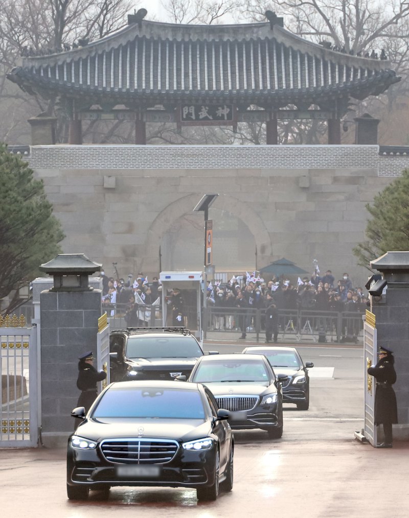 [서울=뉴시스] 최동준 기자 = 이재명 대통령이 청와대에서 집무를 시작하는 29일 이 대통령이 탄 차량이 청와대 본관으로 향하고 있다.대통령의 청와대 복귀는 2022년 5월 이후 3년 7개월 만이다. (청와대통신사진기자단) 2025.12.29. photocdj@newsis.com