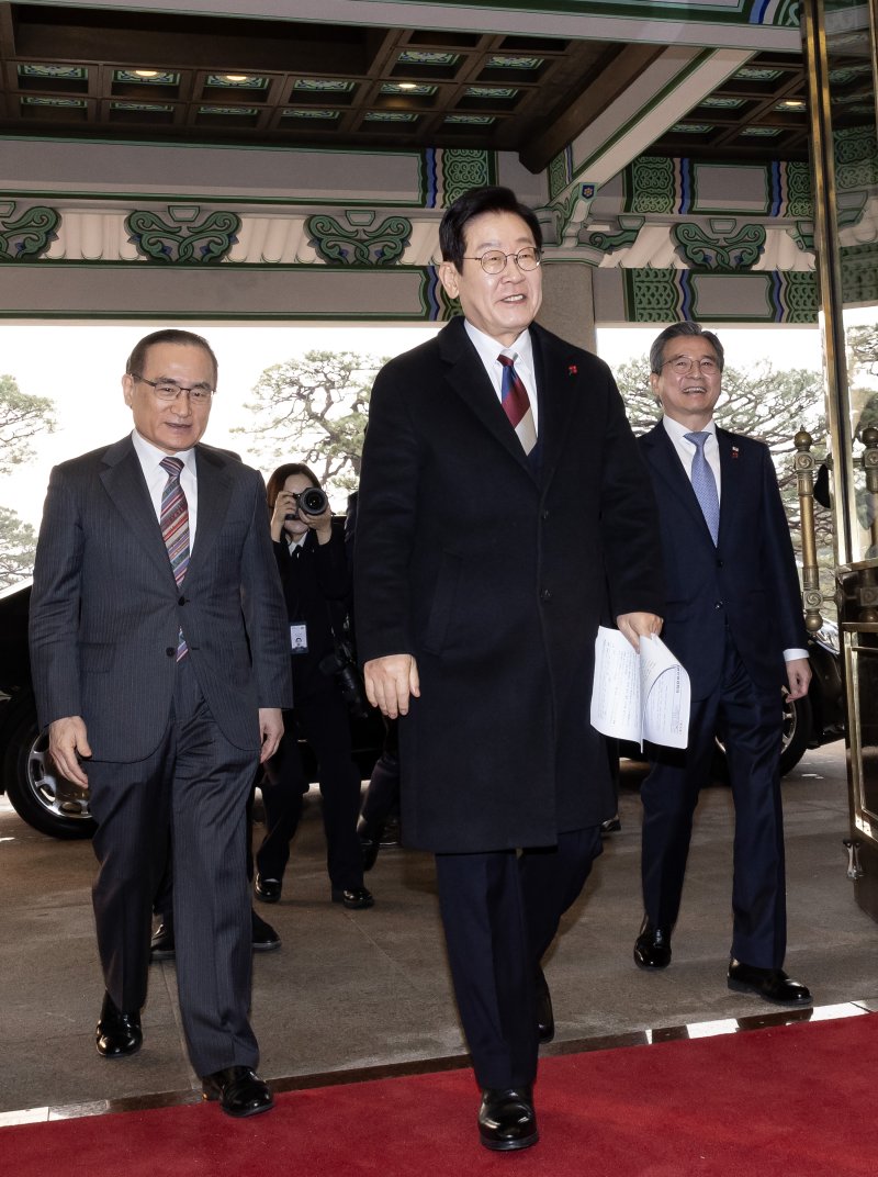 [서울=뉴시스] 최동준 기자 = 이재명 대통령이 29일 청와대로 첫 출근하고 있다.대통령의 청와대 복귀는 2022년 5월 이후 3년 7개월 만이다. 2025.12.29. photocdj@newsis.com