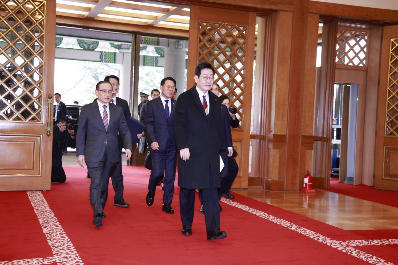 [서울=뉴시스] 최동준 기자 = 이재명 대통령이 29일 청와대로 첫 출근하고 있다.대통령의 청와대 복귀는 2022년 5월 이후 3년 7개월 만이다. 2025.12.29. photocdj@newsis.com