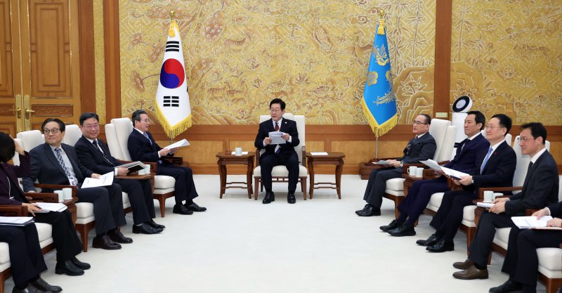 [서울=뉴시스] 최동준 기자 = 이재명 대통령이 29일 청와대 본관에서 김용범 정책실장, 위성락 안보실장 등 참모진과 차담회를 하고 있다. (청와대통신사진기자단) 2025.12.29. photocdj@newsis.com