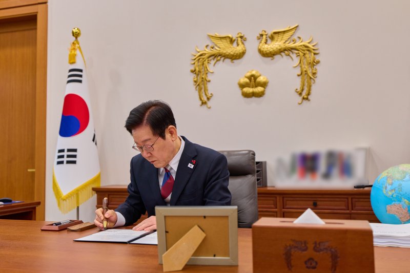 [서울=뉴시스] 최동준 기자 = 이재명 대통령이 29일 청와대 여민1관 집무실에서 첫 재가를 하고 있다. (사진=청와대 제공) 2025.12.29. photo@newsis.com *재판매 및 DB 금지