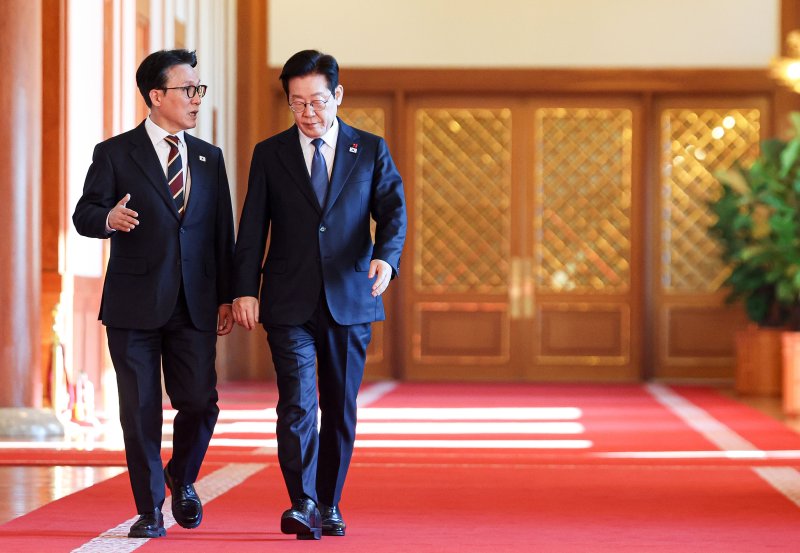 [서울=뉴시스] 최동준 기자 = 이재명 대통령과 김민석 국무총리가 30일 청와대에서 열린 국무회의에 참석하고 있다. (청와대통신사진기자단) 2025.12.30. photocdj@newsis.com