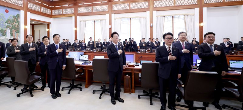 [서울=뉴시스] 최동준 기자 = 이재명 대통령과 국무위원들이 30일 청와대에서 열린 국무회의에서 국민의례를 하고 있다. 2025.12.30. photocdj@newsis.com