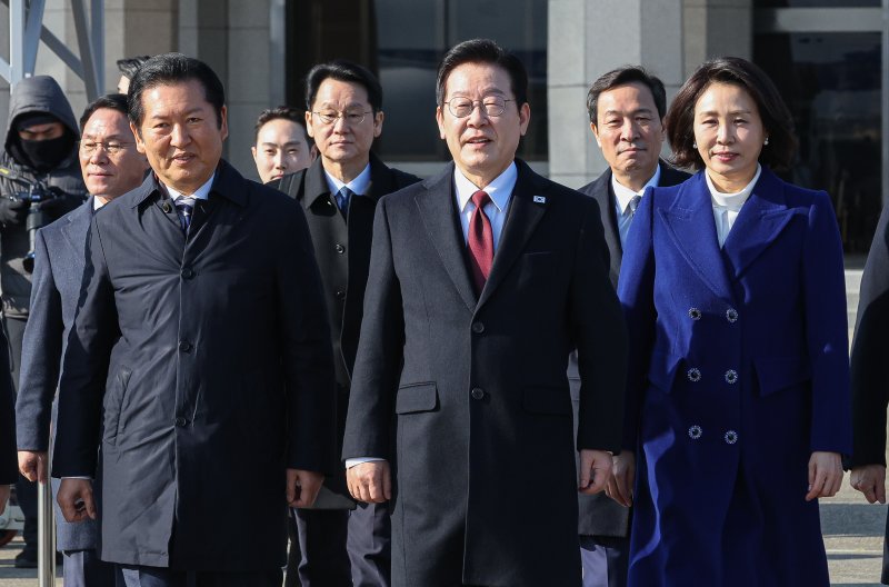 이재명 대통령이 4일 중국 국빈 방문을 위해 경기 성남 서울공항에서 공군1호기로 이동하고 있다. 2026.1.4/뉴스1 ⓒ News1 허경 기자