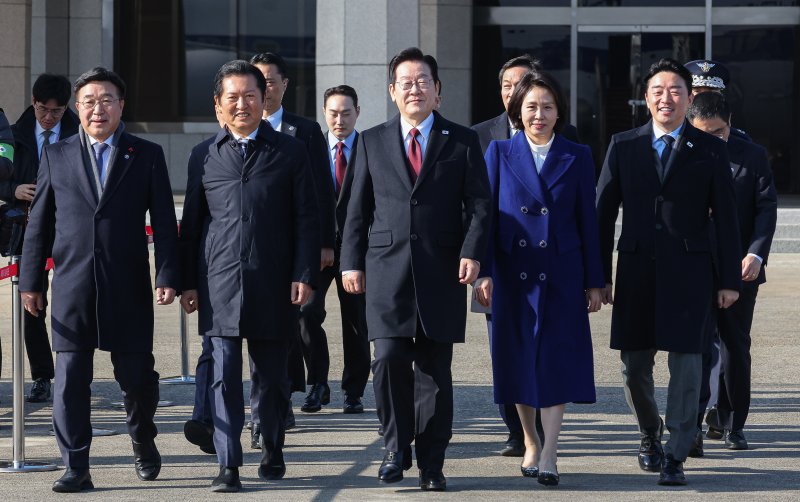 이재명 대통령이 4일 중국 국빈 방문을 위해 경기 성남 서울공항에서 공군1호기로 이동하고 있다. 2026.1.4/뉴스1 ⓒ News1 허경 기자