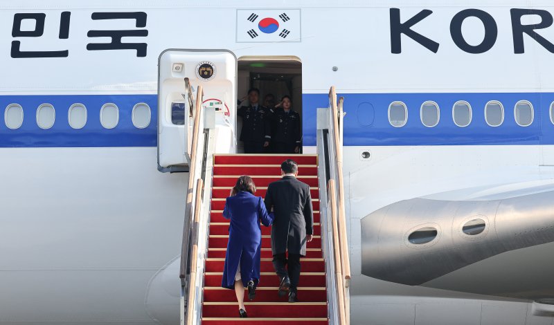 이재명 대통령과 김혜경 여사가 4일 중국 국빈 방문을 위해 경기 성남 서울공항에서 공군1호기에 오르고 있다. 2026.1.4/뉴스1 ⓒ News1 허경 기자