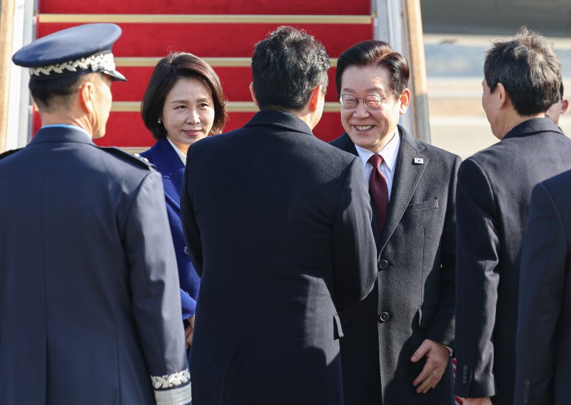 이재명 대통령이 4일 중국 국빈 방문을 위해 경기 성남 서울공항을 통해 출국하며 강훈식 비서실장과 인사하고 있다. 2026.1.4/뉴스1 ⓒ News1 허경 기자
