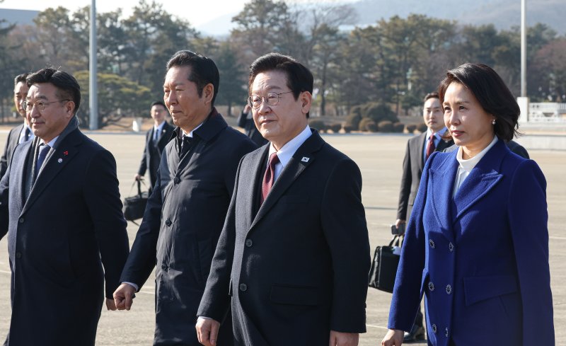 이재명 대통령이 4일 중국 국빈 방문을 위해 경기 성남 서울공항에서 공군1호기로 이동하고 있다. 2026.1.4/뉴스1 ⓒ News1 허경 기자
