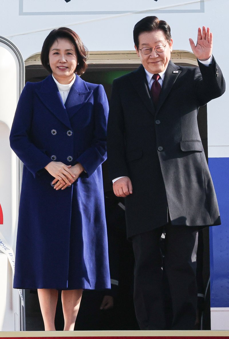 이재명 대통령과 김혜경 여사가 4일 중국 국빈 방문을 위해 경기 성남 서울공항을 통해 출국하며 인사하고 있다. 2026.1.4/뉴스1 ⓒ News1 허경 기자
