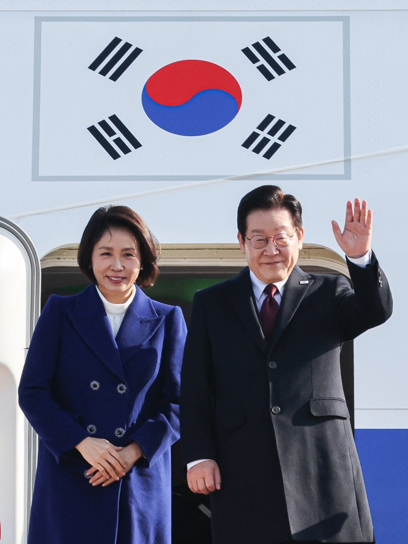 이재명 대통령과 김혜경 여사가 4일 중국 국빈 방문을 위해 경기 성남 서울공항을 통해 출국하며 인사하고 있다. 2026.1.4/뉴스1 ⓒ News1 허경 기자