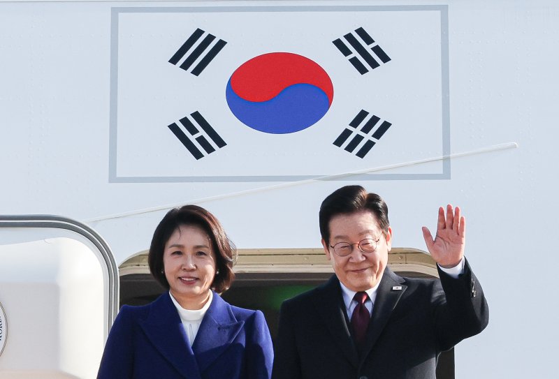 이재명 대통령과 김혜경 여사가 4일 중국 국빈 방문을 위해 경기 성남 서울공항을 통해 출국하며 인사하고 있다. 2026.1.4/뉴스1 ⓒ News1 허경 기자