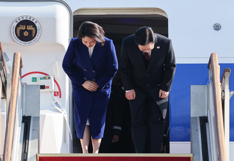 이재명 대통령과 김혜경 여사가 4일 중국 국빈 방문을 위해 경기 성남 서울공항을 통해 출국하며 인사하고 있다. 2026.1.4/뉴스1 ⓒ News1 허경 기자