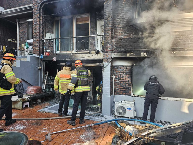 4일 강원 춘천 다세대 주택 화재.(강원도소방본부 제공, 재판매 및 DB 금지) 2026.1.4/뉴스1