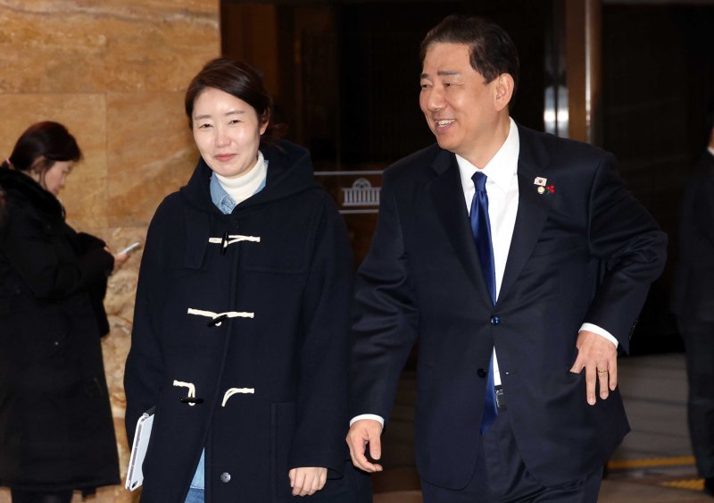 [서울=뉴시스] 조성봉 기자 = 김병기 더불어민주당 원내대표와 강선우 의원이 지난달 24일 오후 서울 여의도 국회에서 열린 제430회국회(임시회) 제2차 본회의를 마치고 밖으로 나오고 있다. 2025.12.24. suncho21@newsis.com