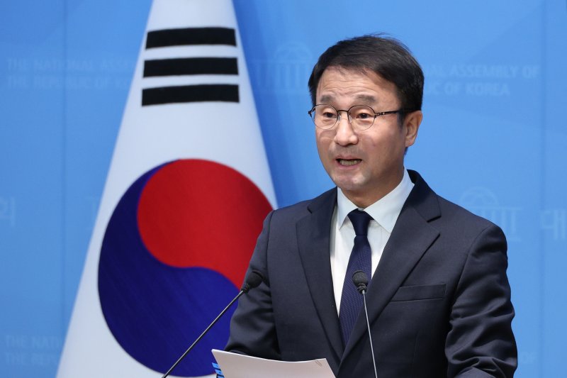 한병도 더불어민주당 의원이 4일 서울 여의도 국회 소통관에서 원내대표 출마 기자회견을 하고 있다. 2026.1.4/뉴스1 ⓒ News1 신웅수 기자