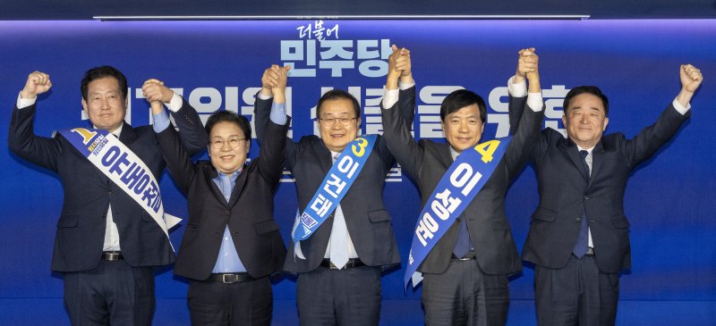 23일 서울 여의도 더불어민주당 중앙당사에서 열린 최고위원 선출을 위한 1차 합동연설회에서 유동철(왼쭉부터), 문정복, 이건태, 이성윤, 강득구 최고위원 후보들이 지지를 호소하고 있다. 2025.12.23/뉴스1 ⓒ News1 국회사진기자단