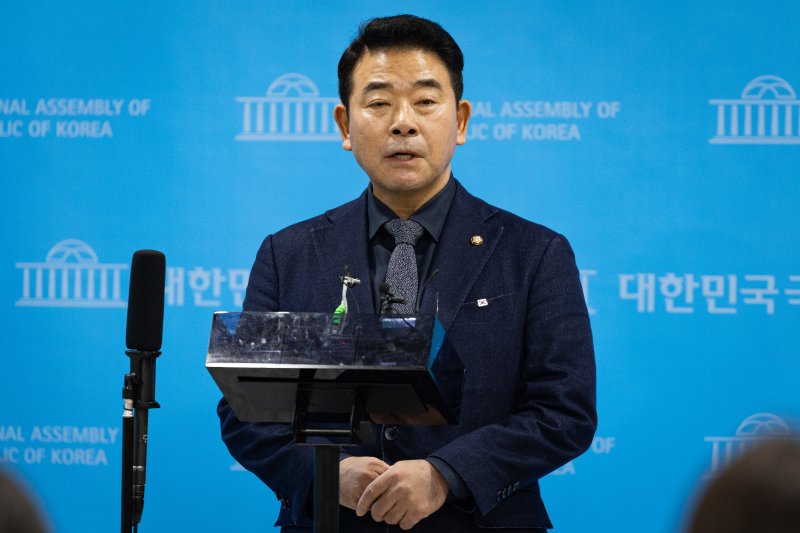 박정 더불어민주당 의원이 2일 서울 여의도 국회 소통관에서 원내대표 보궐선거 출마 기자회견을 마친 후 취재진 질문에 답하고 있다. 2026.1.2/뉴스1 ⓒ News1 유승관 기자