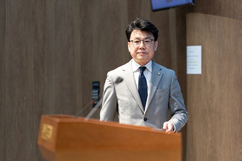 진성준 더불어민주당 의원이 31일 서울 여의도 국회 소통관에서 원내대표 선거 출마 기자회견을 하기 위해 발걸음을 옮기고 있다. 2025.12.31/뉴스1 ⓒ News1 이승배 기자