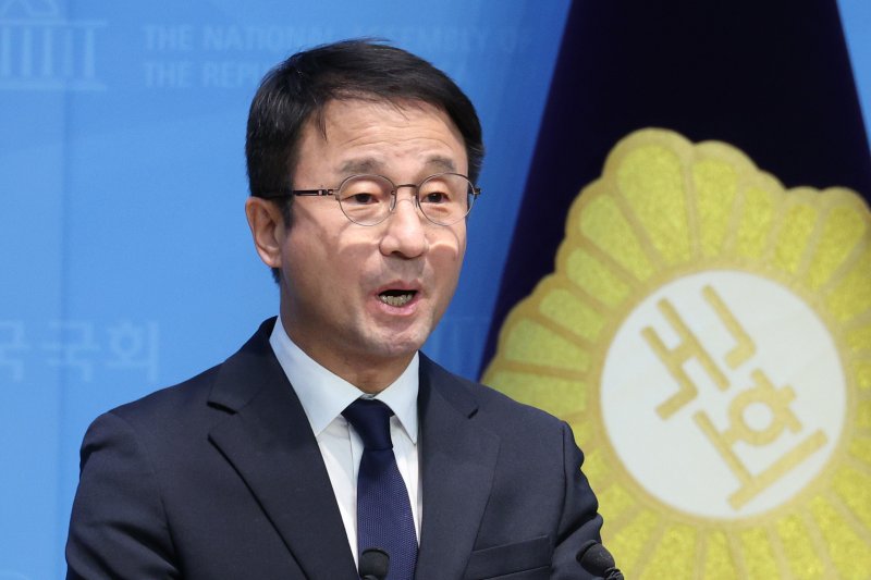 한병도 더불어민주당 의원이 4일 서울 여의도 국회 소통관에서 원내대표 출마 기자회견을 하고 있다. 2026.1.4/뉴스1 ⓒ News1 신웅수 기자